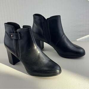 Clarks Bayla Glow Bootie Black Nubuck Leather Boots 3” Stacked Heel Women’s 10
